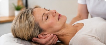 Ruhige osteopathische Behandlung im Praxisraum